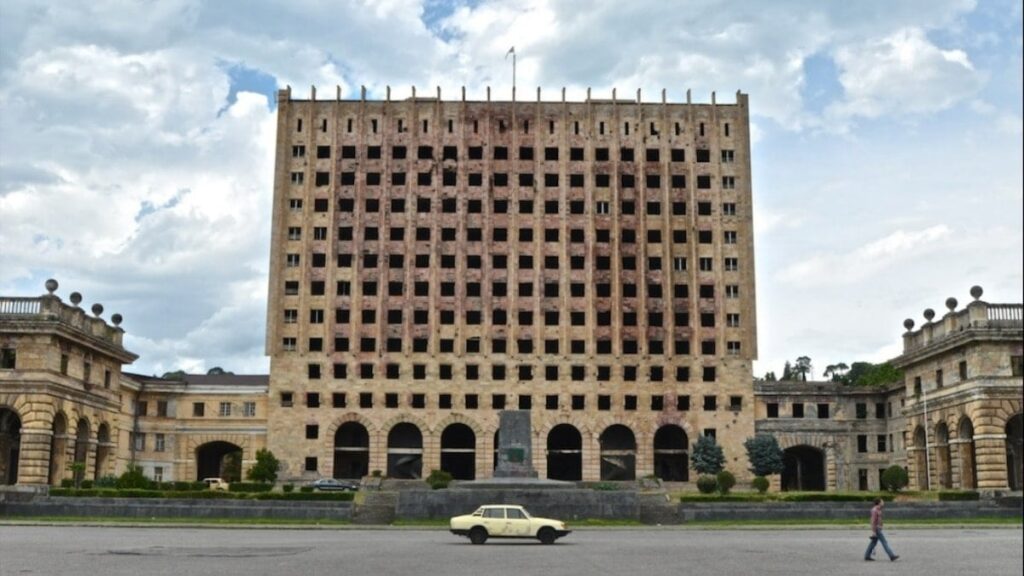 Ülkenin parlamentosunu bastılar: 2 ölü