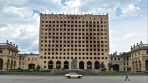 Ülkenin parlamentosunu bastılar: 2 ölü