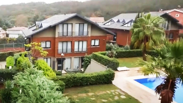 Ünlü şarkıcı ailesiyle bu villada yaşıyor