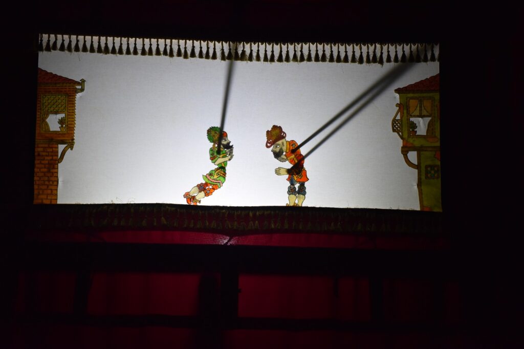 Yıldırım Belediyesi, Hacivat ve Karagöz gölge oyununu Yıldırımlı miniklerle buluşturdu