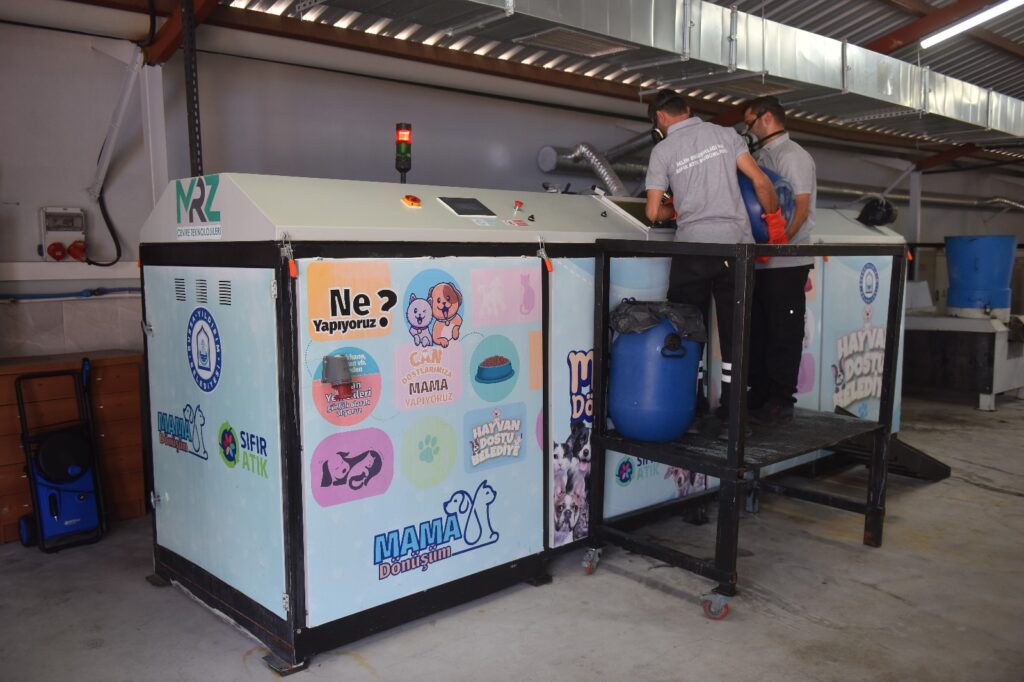 Bursa Yıldırım'da can dostlar için 50 ton mama üretildi