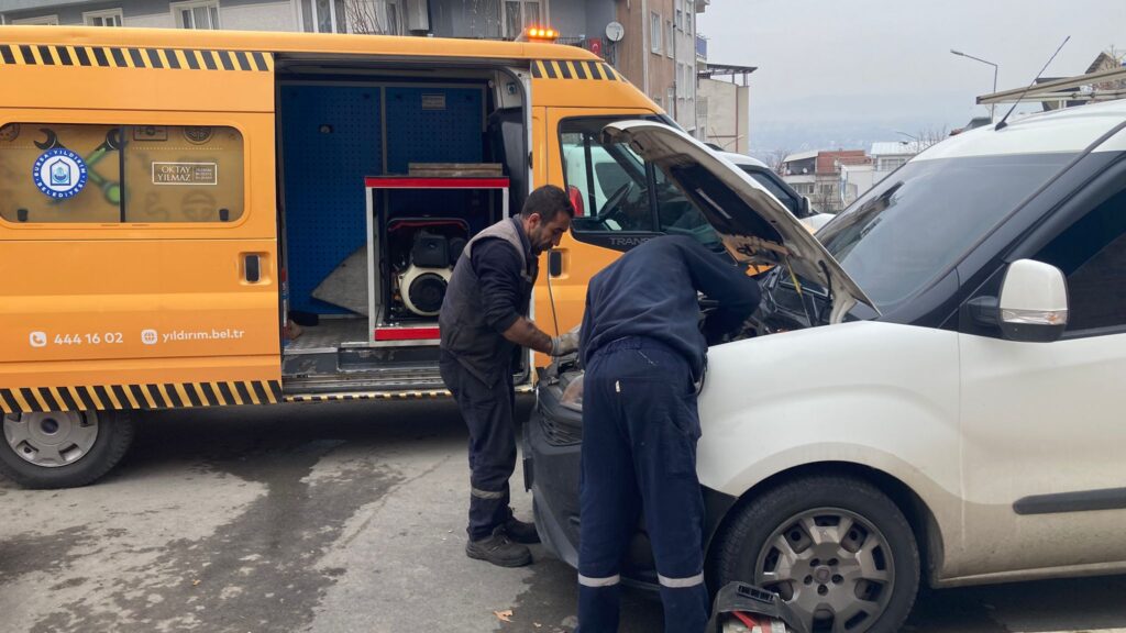 Kaputa sıkışan yavru kedi kurtarıldı