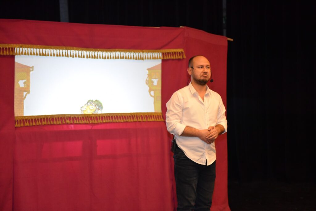 Çocuklar Hacivat Karagöz ile eğlendi