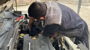 Kaputa sıkışan yavru kedi kurtarıldı