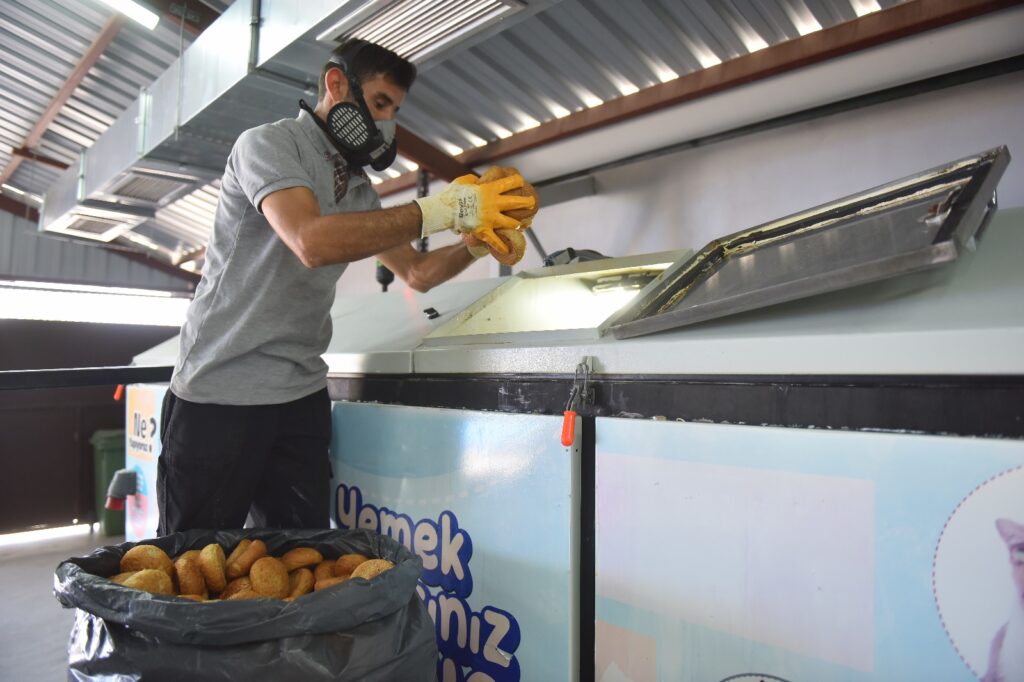 Bursa Yıldırım’da atık gıdalar mamaya dönüşüyor