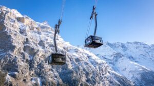 Zirvesi sürprizli: Dünyanın en dik teleferiği mesaiye başladı