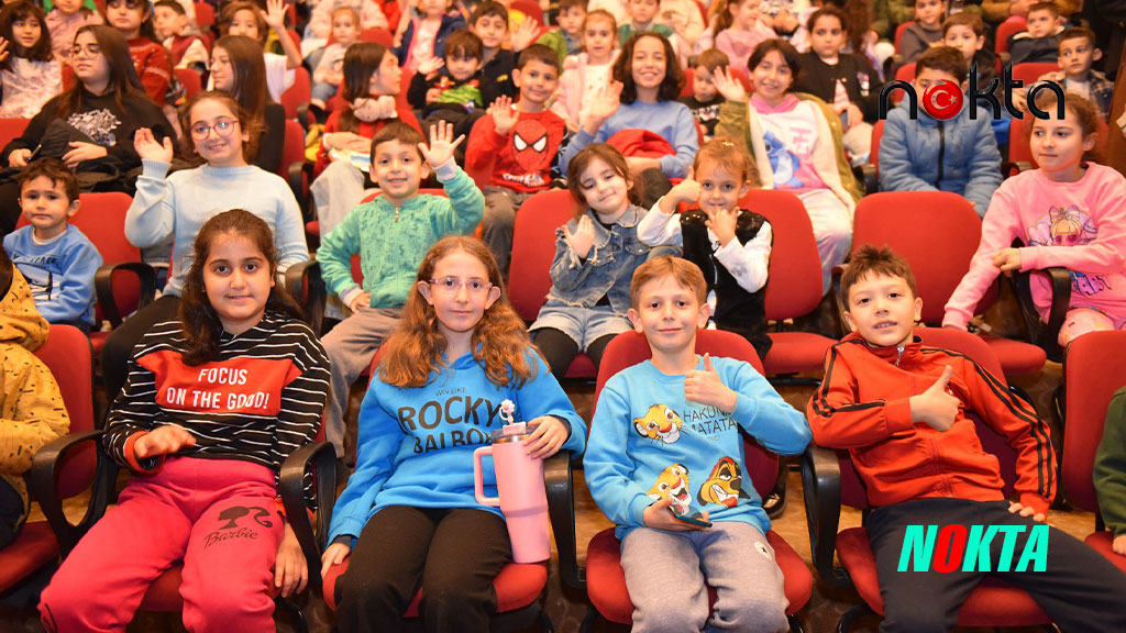Bursa Yıldırım'da Çocuklar Hacivat Karagöz ile eğlendi