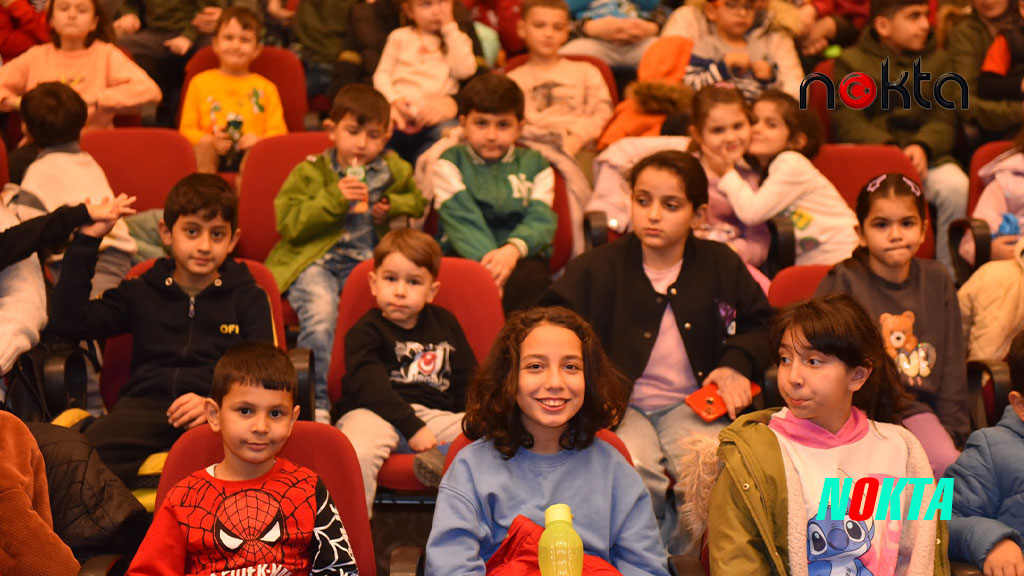 Bursa Yıldırım'da Çocuklar Hacivat Karagöz ile eğlendi