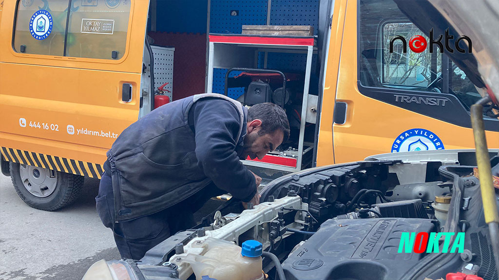 Kaputa sıkışan yavru kedi kurtarıldı