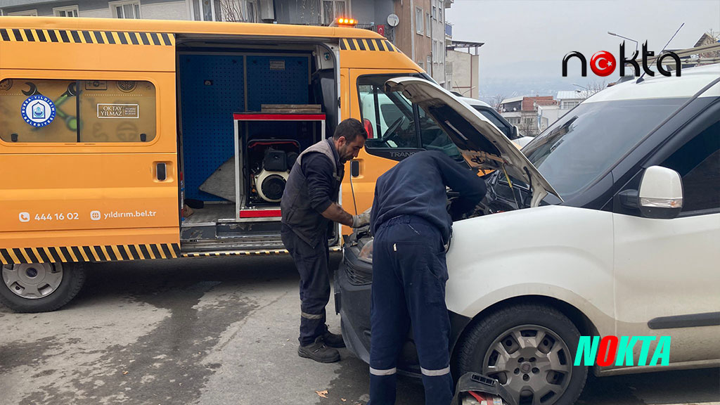 Kaputa sıkışan yavru kedi kurtarıldı
