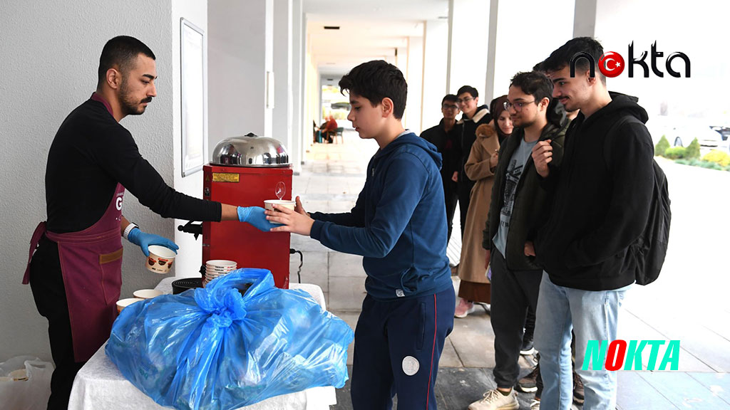 Kütüphaneye gelen öğrencilere çorbalar Başkan Aydın’dan