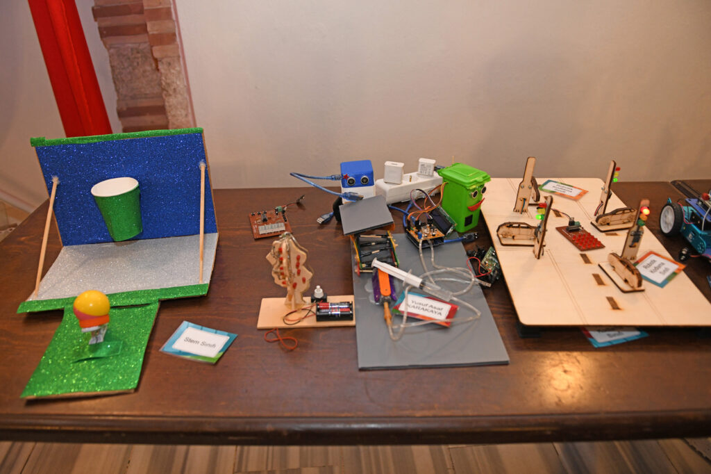 Osmangazili öğrencilerden robotik kodlama sergisi