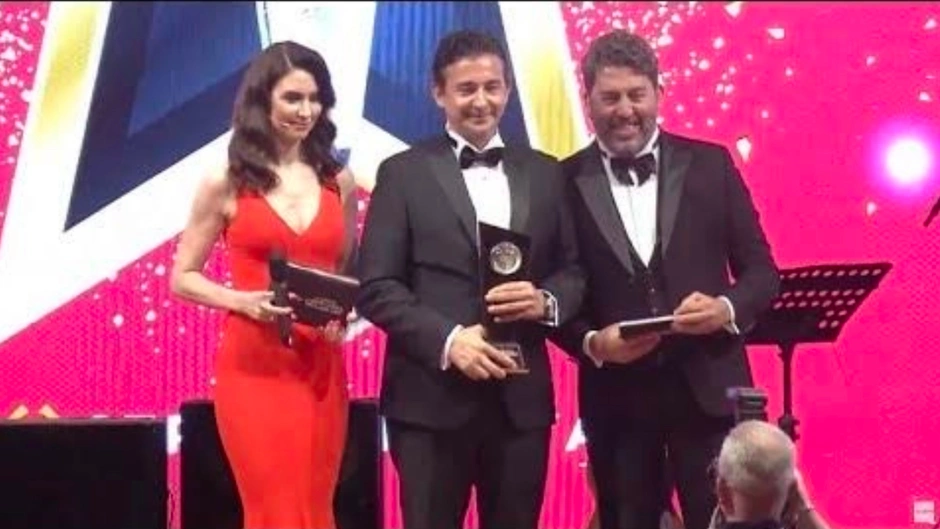 İzmir Emniyeti Mali Suçlarla Mücadele Şube Müdürlüğü'nce Ankara ve İstanbul olmak üzere 3 ilde gerçekleştirilen eş zamanlı operasyonda aralarında Paragon Holding Yönetim Kurulu Başkanı Kazım Gökçe'nin de olduğu 11 şüpheli gözaltına alındı. Gökçe'nin 2022 yılı Aralık ayında sigorta şirketini devraldığı, 2023 yılında da usulsüzlükler tespit edilince Sigortacılık ve Özel Emeklilik Düzenleme ve Denetleme Kurumu'nca (SEDDK) şirketin tüm branşlardaki sigortacılık ruhsatının iptal edildiği öğrenildi. Gökçe'nin, borçları nedeni ile batık durumda olan sigorta şirketinin çoğunluk hisselerini tekrar ayağa kaldırma bahanesi ile 2022 yılında hukuka şekilde devraldığı, 5 ayda şirketin sermayesinin 15 milyon liralık kısmını şirket yöneticileri ile birlikte zimmetine geçirdiği iddia edildi. 0:00 / 0:55 ÖZEL HESABINA AKTARMIŞ Yeni Asır'dan Metin Burmalı'nın haberine göre, SEDDK'nın denetiminden kaçınmak için denetime tabi olan meblağın altında çok sayıda havalenin yapılarak mal ve hizmet alımı bahanesi ile belli başlı firmalara sigorta şirketinin sermayesinin aktarıldığı, şirketten hortumlanan meblağın daha sonra Gökçe'nin özel hesaplarına aktarıldığı ortaya çıktı. STRONG MEDYA’DAN 180 BİN LİRAYA ÖDÜL Öte yandan Kazım Gökçe'nin 180 bin TL karşılığında kendisini yılın iş adamı seçtirdiği ortaya çıktı. Medyaradar’ın haberine göre Söz konusu IV. Türkiye Lider Marka Ödülleri Töreni Strong Medya tarafından düzenlenmişti.