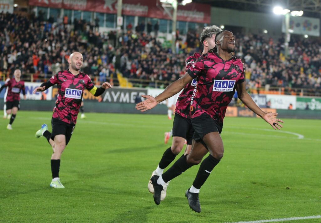 Alanyaspor Konyaspor engelini iki golle geçti