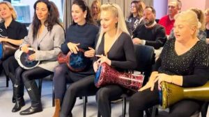 Aylin Coşkun annesi için ritim okulu açtı