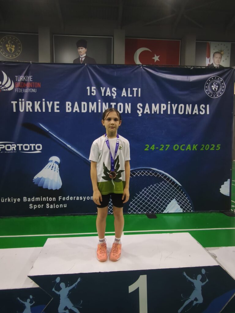 Bursa Osmangazili genç badmintoncudan gururlandıran başarı