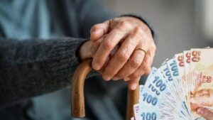 Bankalar emekli ödemelerini 4’e bölerek yapacak: Hesaba 25 bin TL yatacak