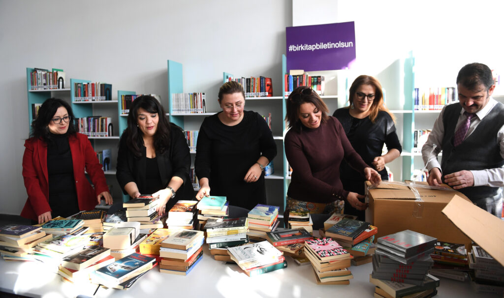 Kitaplar bilet oldu kütüphane rafları doldu