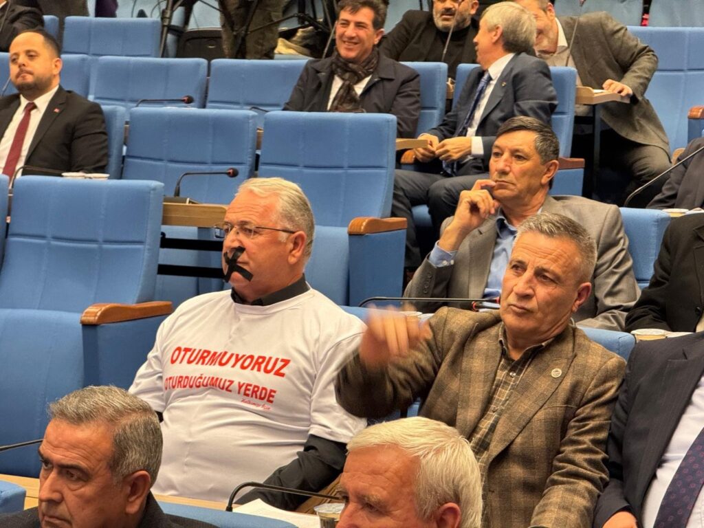 CHP’li isimden ilginç protesto! Toplantıya ağzı bantlı katıldı