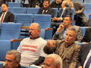 CHP’li isimden ilginç protesto! Toplantıya ağzı bantlı katıldı