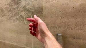 Duşta gördüğü ipi çekti; tüm telefonlar bir anda çalmaya başladı