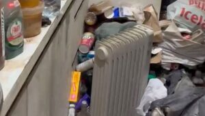 Evine girdiğinde kabusu yaşadı: Şişe şişe idrarlar, poşetli dışkılar, çöp dağları…