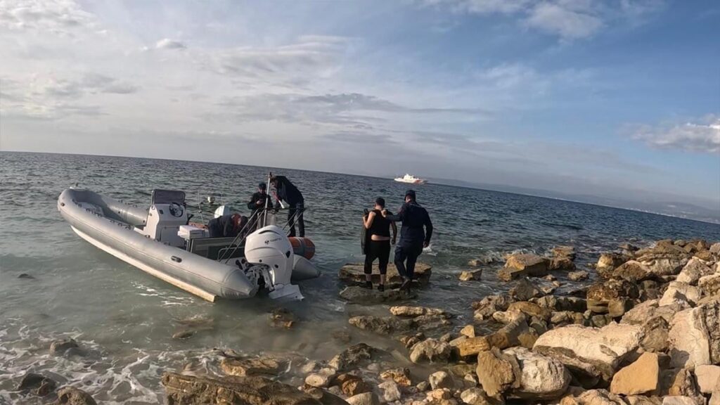 Göçmenleri almaya gelen göçmen kaçakçısı yakalandı