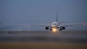 İngiltere’de yoğun kar yağışı nedeniyle uçuşlar ertelendi