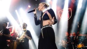 İrem Derici düşüp kafasını vurdu, hastaneye kaldırıldı