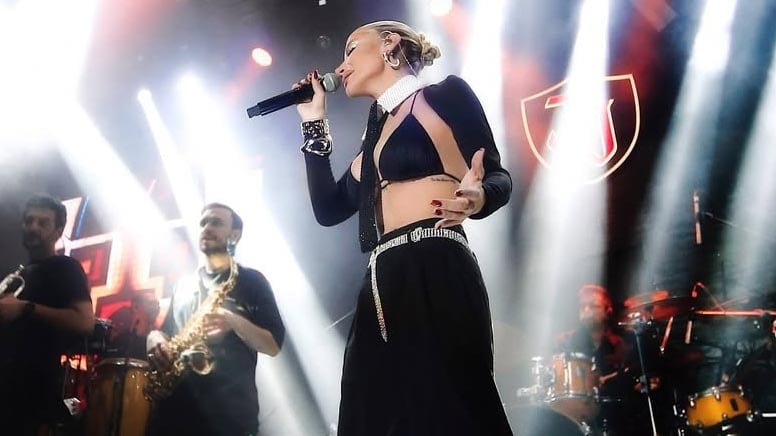 İrem Derici düşüp kafasını vurdu, hastaneye kaldırıldı