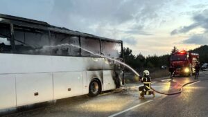 İşçileri taşıyan servis alevlere teslim oldu