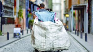 Kağıt toplayıcılarının alın terine göz diktiler