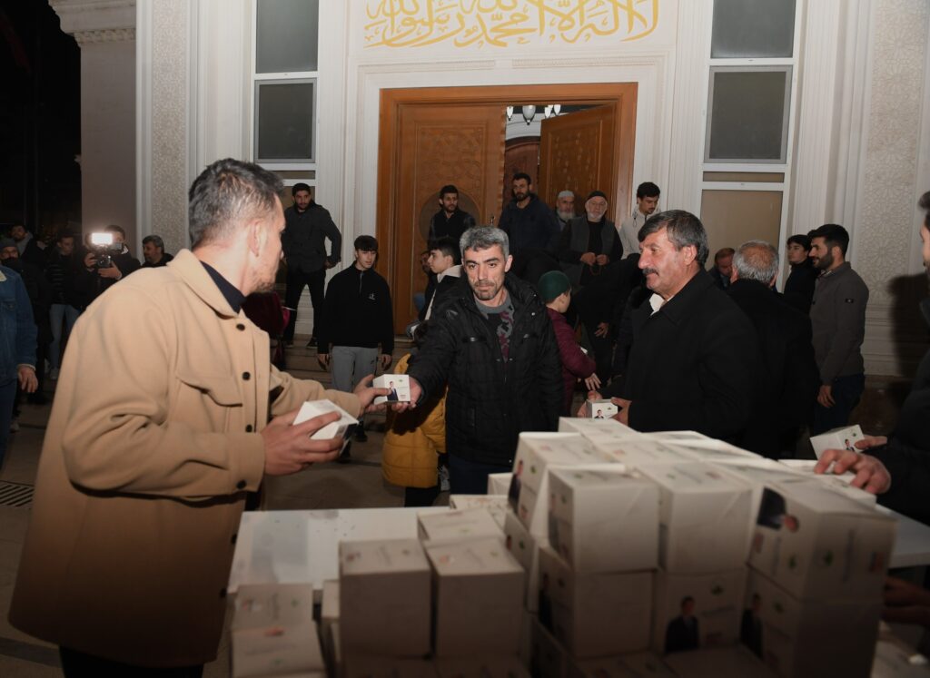 Bursa Osmangazi Belediyesi vatandaşlara kandil simidi dağıttı