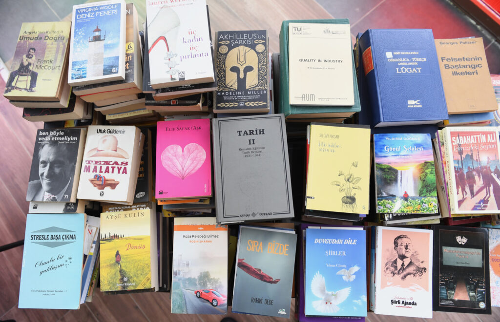 Yeni Kuşak Köy Enstitülüler Derneği Bursa Şubesi’nde kitap bağışı