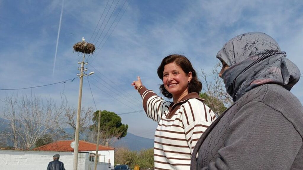 Köye ilk gelen leylek iki çuval un kazandırdı