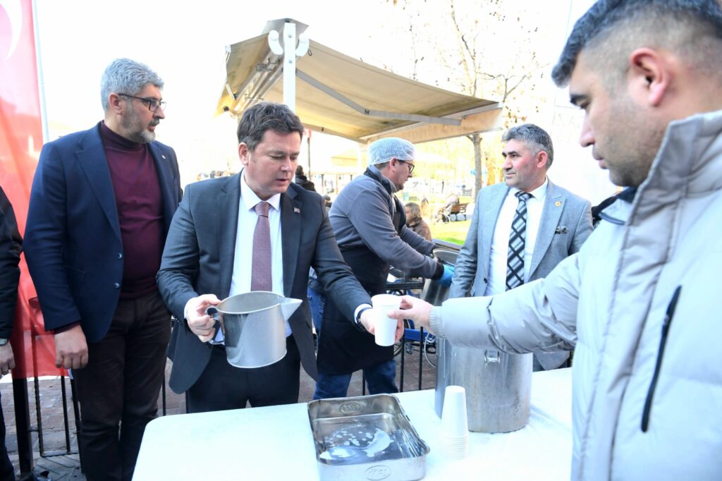 Başkan Aydın’dan vatandaşlara çorba ikramı