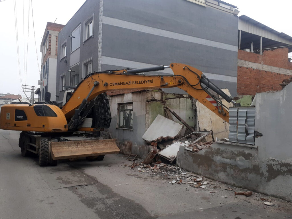 Bursa Osmangazi’de 100 metruk bina yıkıldı