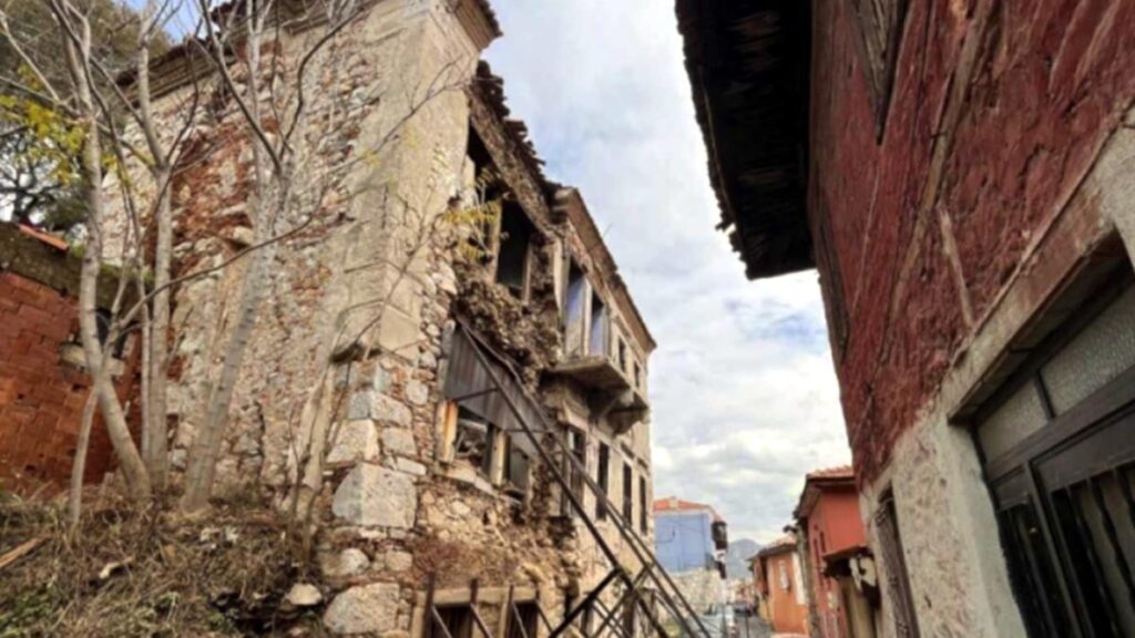 Restorasyon bekleyen 123 Yıllık Tarihi Rıfat Ağa Konağı çöktü