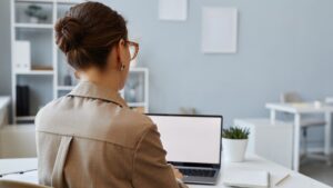 Spor yapmak tek başına yeterli değil: Uzun süre oturmanın gizli tehlikesi