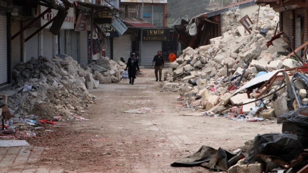 Tasarrufu depremzededen yaptılar