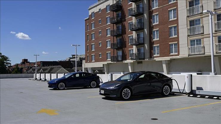 Tesla’nın satışları ilk kez yıllık bazda geriledi