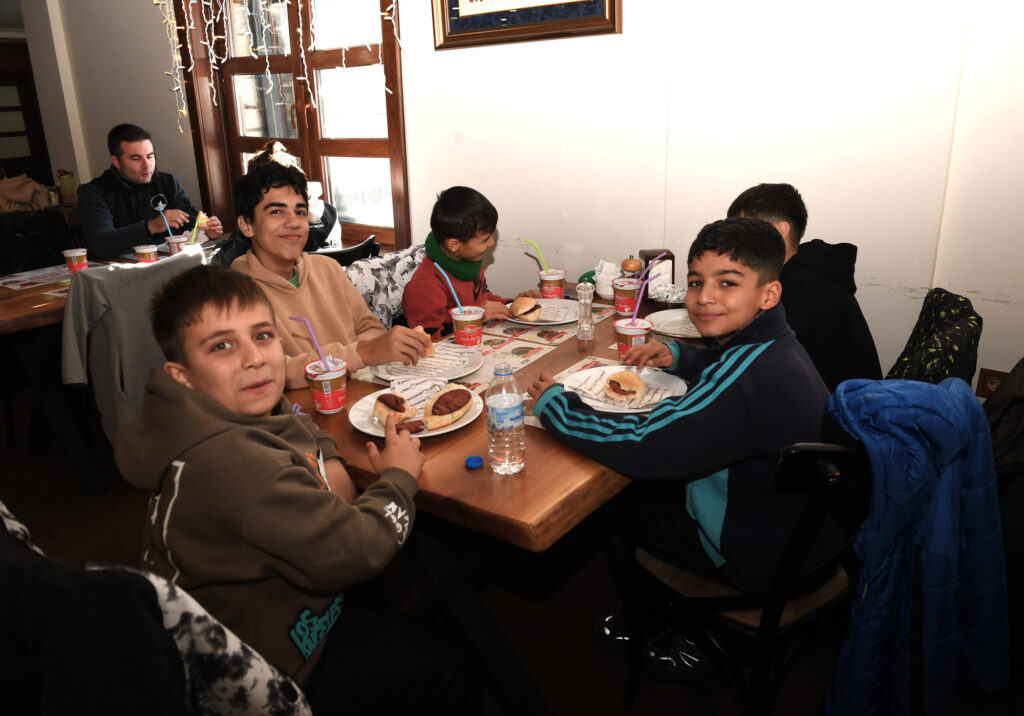 Bursa Osmangazi’deki çocuklar kayak yapmayı öğreniyor