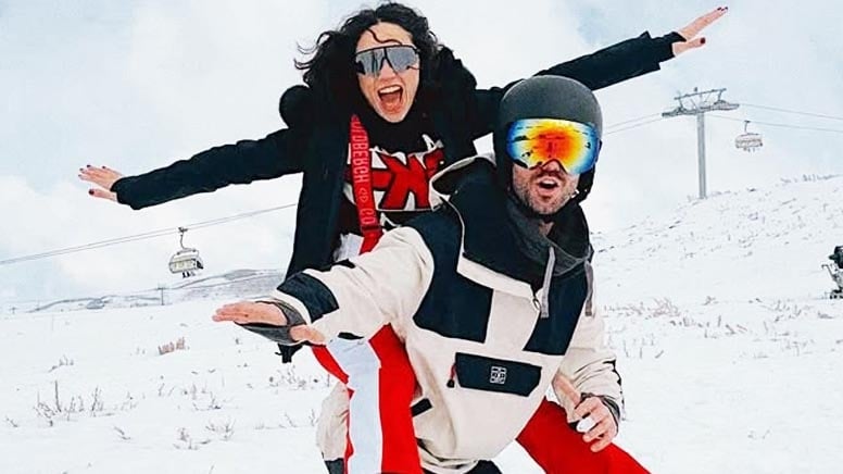 Ünlü oyuncu üçüncü kez Covid’i atlatan sevgilisini sırtında taşıdı