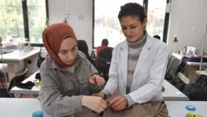 Bursa Yıldırım’da kadınlar dikiş ve nakış kursu ile ekonomiye katkı sağlıyor