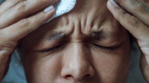 Yeterince su içmemek veya uyumamak dışında ‘az bilinen’ baş ağrısı tetikleyicileri