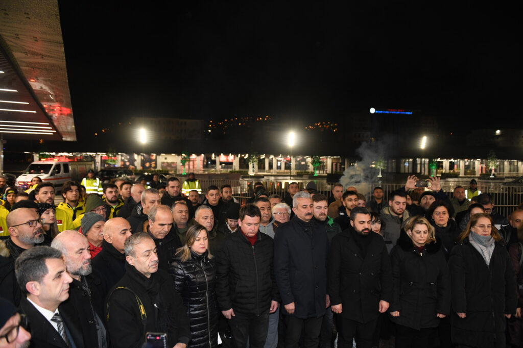 Saat 04.17’de Bursa Osmangazi Meydanı’nda anma programı düzenlendi