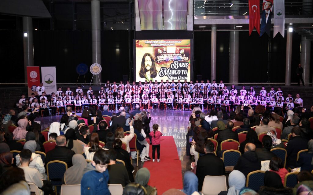 İlkokul öğrencileri Barış Manço şarkılarını söyledi