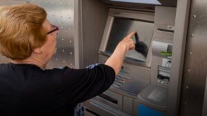 25 bin liraya kadar yükseldi: Emekli banka banka promosyon kovalıyor