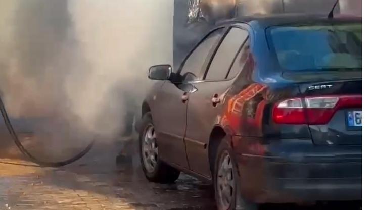 Park halindeki otomobil alev aldı