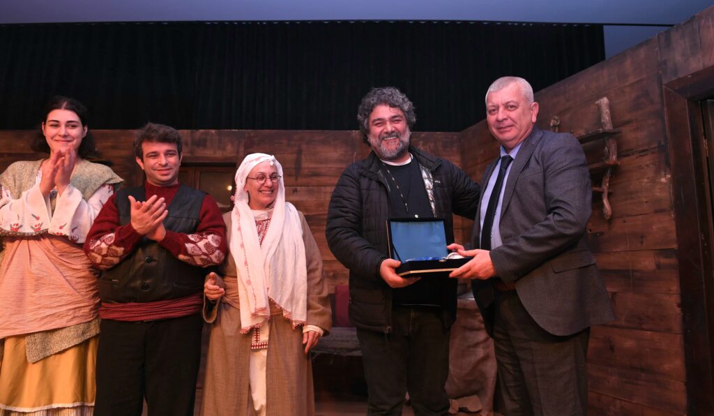 Yüzyıllık sürgün tiyatro oyunuyla anlatıldı